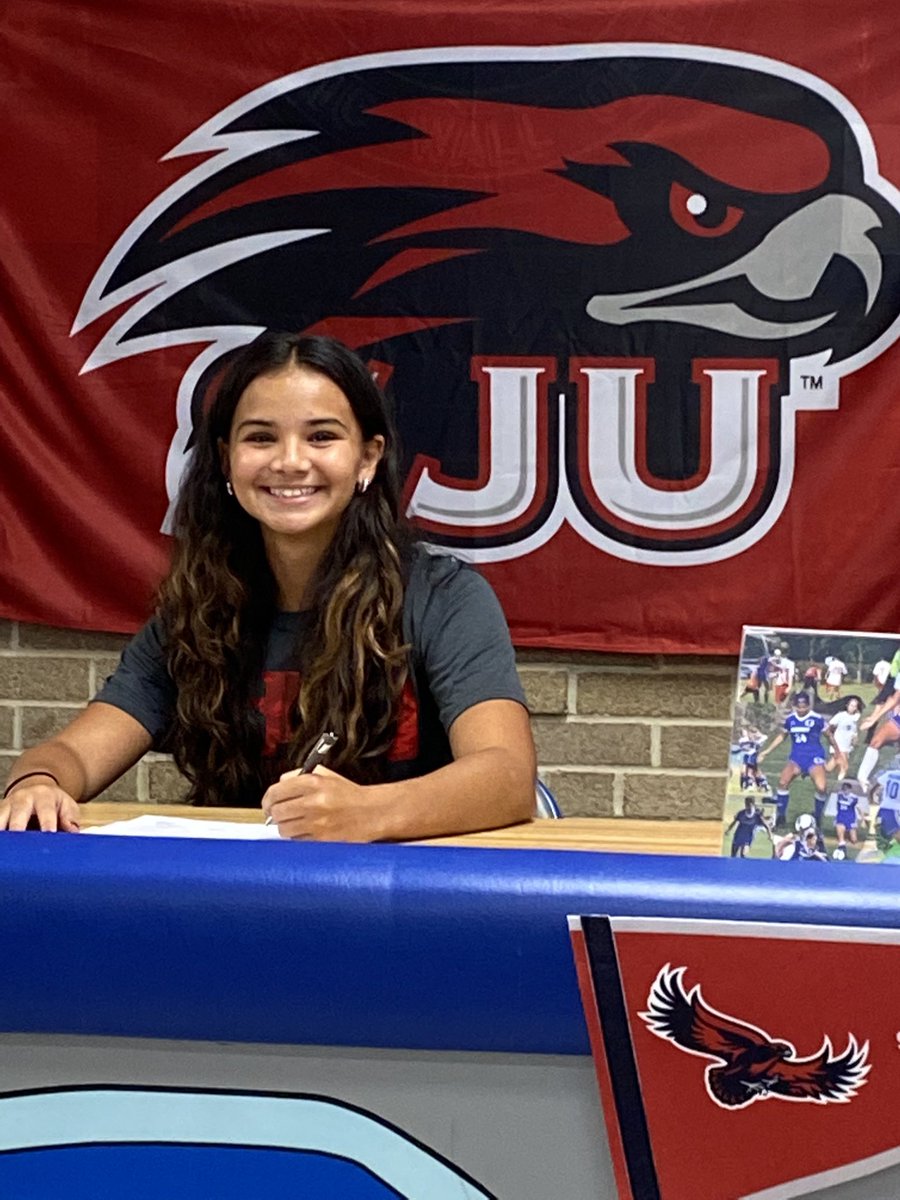 dcmdainton's tweet photo. So proud of this girl! @saintjosephs is getting a fantastic student athlete! @JaydaShehadi #NationalSigningDay #carameldelight #hottieshehadi #classof2022 @Oakcrest_HS @Oakcrest_Sports https://t.co/WjC7qMN30o