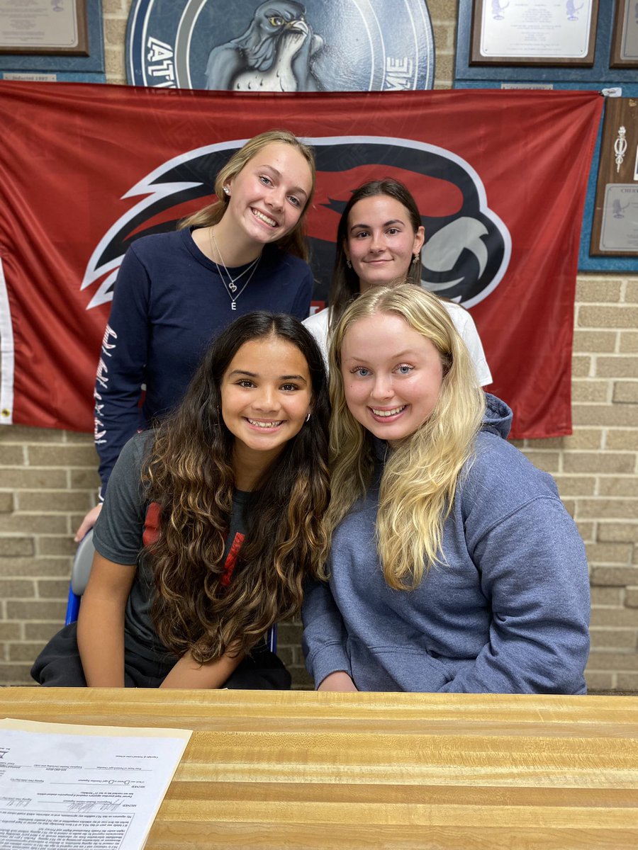 dcmdainton's tweet photo. So proud of this girl! @saintjosephs is getting a fantastic student athlete! @JaydaShehadi #NationalSigningDay #carameldelight #hottieshehadi #classof2022 @Oakcrest_HS @Oakcrest_Sports https://t.co/WjC7qMN30o