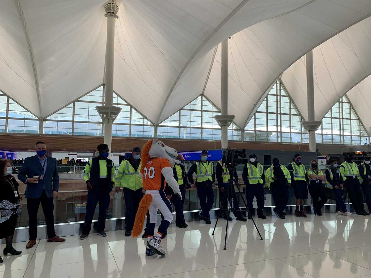puddincat3's tweet photo. Worth the wait!  Ribbon cutting in our fabulous new Denver lobby.  Going the extra mile with Miles in the mile high city.  Proud of this United team!#beingunited @ItstheKenster @SarahHCassidy @GrewalMandee @Tobyatunited @jonathangooda @MattatUnited https://t.co/E7Delnlc2i