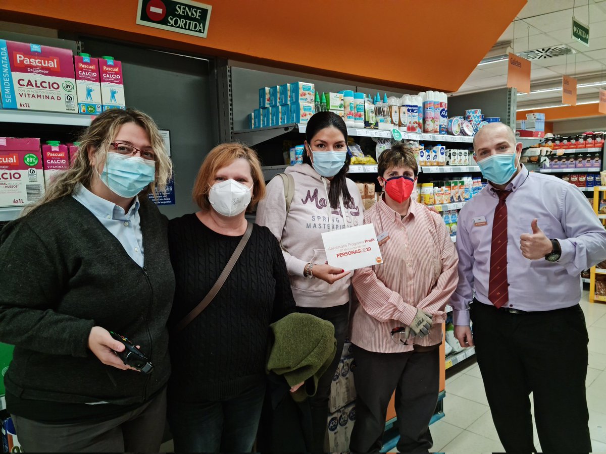 BlatDe's tweet photo. Homenatge i reconeixement a la labor dels nostres voluntaris que van cada día a recollir aliments per les famílies en situació de vulnerabilitat del Districte de Sants Montjuïc https://t.co/QoTtibVsWe
