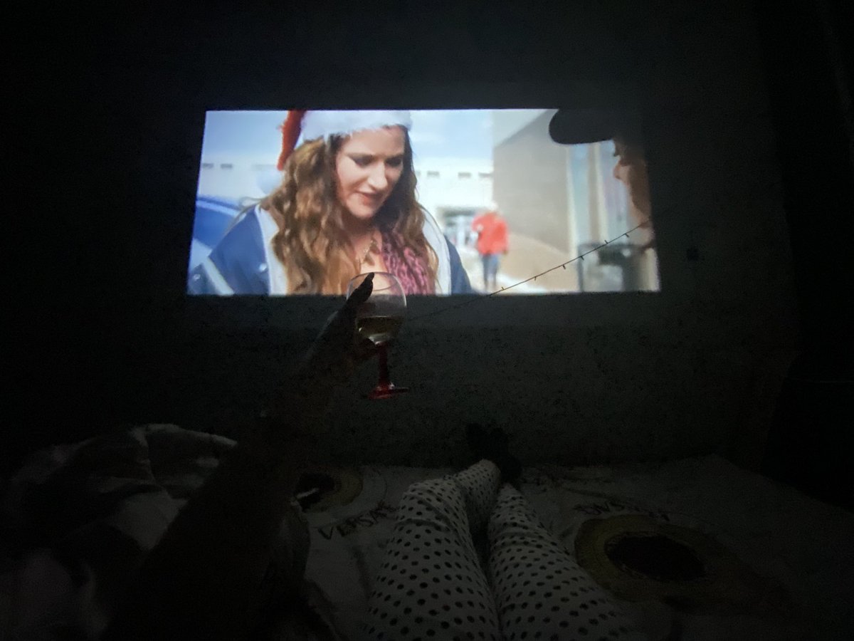 katherinamiy's tweet photo. Вот знаете, я мечтала о своём доме, проекторе, тепле , и лежать вот так смотреть фильмы 
Все сбылось, только одного из того чего так хотелось нет.. 
человека рядом .. https://t.co/KujDA8WCFZ