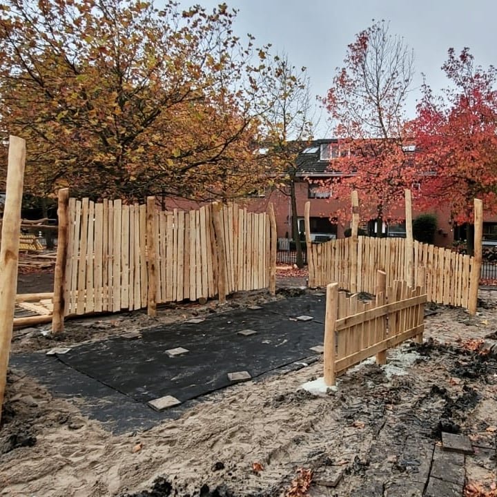 Bureau_RIS's tweet photo. Eerste zichtwerk op het nieuwe #groenblauwe plein van de #SintJozefschool; de ballenvangers en klimwand rond het 'blauwe' sportveld (waterberging onder het veld) krijgen vorm!
#klimaatadapatie #robuust #natuurlijkspelen #Wateringen #WSKO @Klimaatkrachtig https://t.co/WJbFlLXc5B