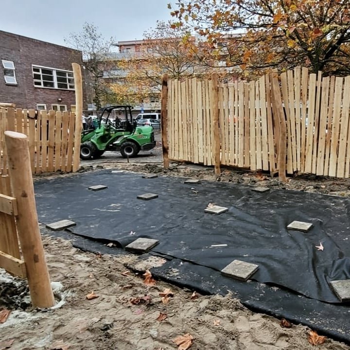 Bureau_RIS's tweet photo. Eerste zichtwerk op het nieuwe #groenblauwe plein van de #SintJozefschool; de ballenvangers en klimwand rond het 'blauwe' sportveld (waterberging onder het veld) krijgen vorm!
#klimaatadapatie #robuust #natuurlijkspelen #Wateringen #WSKO @Klimaatkrachtig https://t.co/WJbFlLXc5B