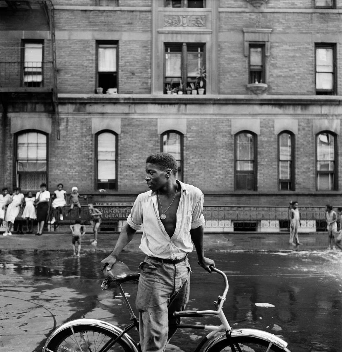 BeineckeLibrary's tweet photo. Trove of Gordon Parks “study sets” comes to Yale Library; read more: https://t.co/FDDH1wovLx @YCAL_JWJ @GParksFound (Image: Untitled, Harlem, New York, 1948. Photograph by Gordon Parks. Courtesy of and copyright The Gordon Parks Foundation.) https://t.co/7zz1IBGmSQ