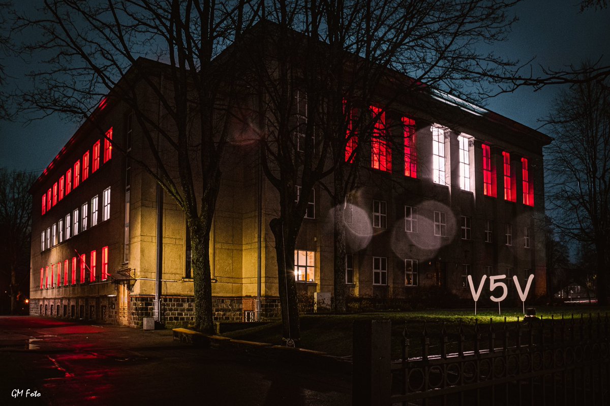 Savā vakara pastaigu maršrutā ieplāno Valmieras 5.vidusskolu!
Svētku laikā no 11. līdz 21.novembrim līdz ar krēslas iestāšanos skolas logi iemirdzēsies Latvijas karoga krāsās, radot svētku noskaņu ikvienam garāmgājējam!
Lai gaišs svētku laiks! #Latvijai103 <a href="/Valmierasnovads/">Valmieras novads</a>