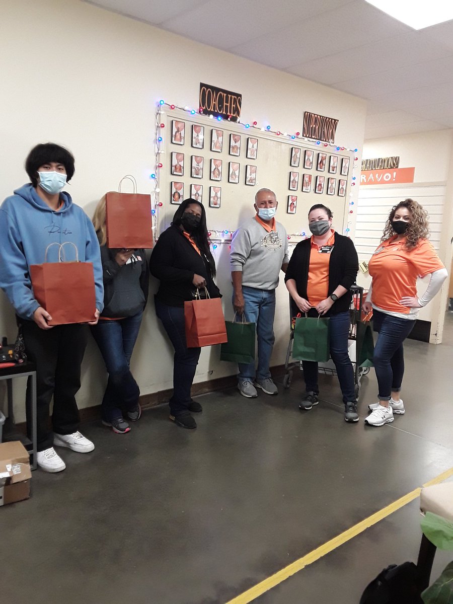 JeniferNTate1's tweet photo. Thank You 1068 MET Team! Happy MET Appreciation  They got blankets, Starbucks cards and Candy!! #METAPPRECIATIONWEEK @THE_JON_LOHMANN @CozyJerry https://t.co/bqFIBIivju