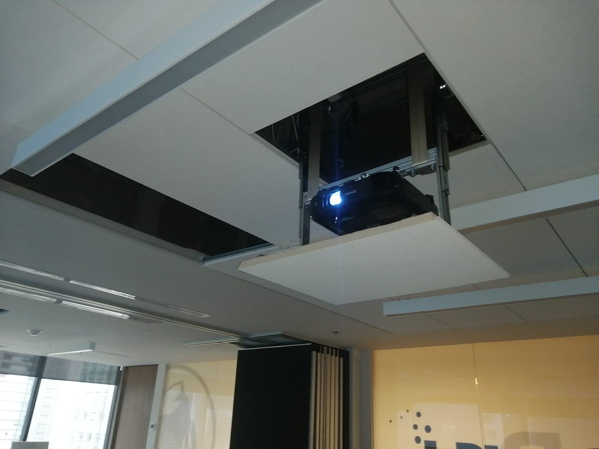 Hometek's tweet photo. En esta ocasión les traemos un proyecto en donde nos solicitaron automatizar dos salas de juntas, con dos proyectores de alta tecnología con racks automáticos para ocultarse en plafón, pantallas de proyección automáticas, sistema de audio profesional. 
https://t.co/gEsq1HniLt https://t.co/kdw5yNo791