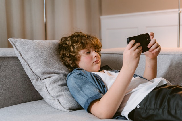 LiebertPub's tweet image. School hiatus caused by the #COVID19 outbreak can cause #psychologicaldistress associated with increased time and problematic use of internet-related activities among primary #schoolchildren, study finds: ow.ly/cBqG50GKKJA
#SocialMedia #Gaming #SmartphoneUse @Cyberpsych_Jn