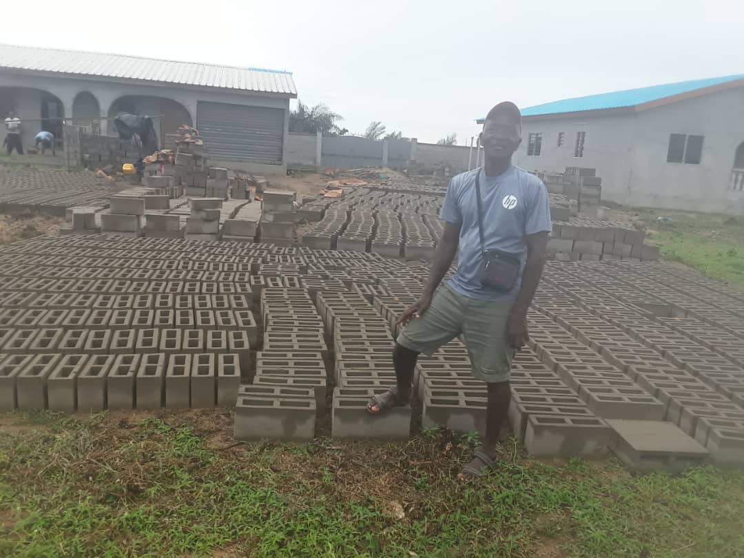 GboneleA's tweet photo. La confection des briques pour la construction du réfectoire #Gbonele https://t.co/fv05yFd0uk