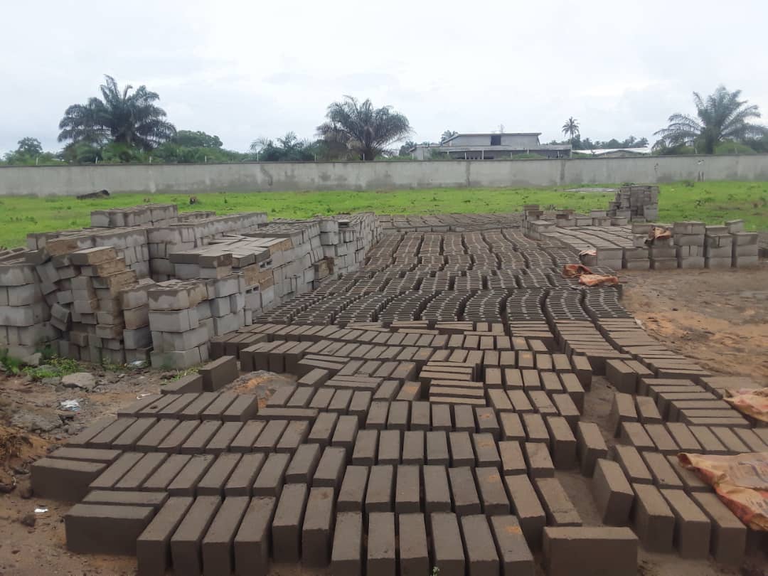 GboneleA's tweet photo. La confection des briques pour la construction du réfectoire #Gbonele https://t.co/fv05yFd0uk
