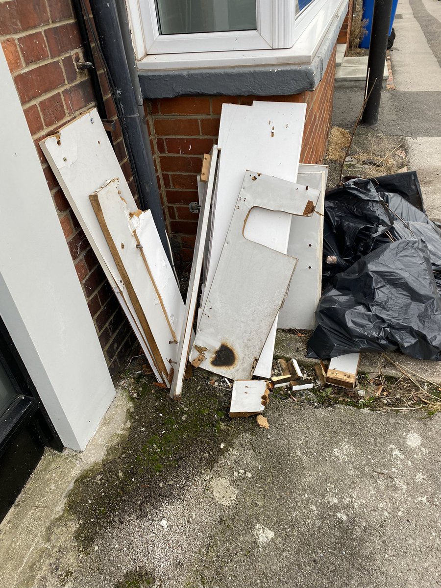 matthew_walters's tweet photo. @RBWMsupport I reported this fly-tipping on a Windsor pavement well over a week ago but have not heard from you. When will I hear back? https://t.co/hw0jhYznH8