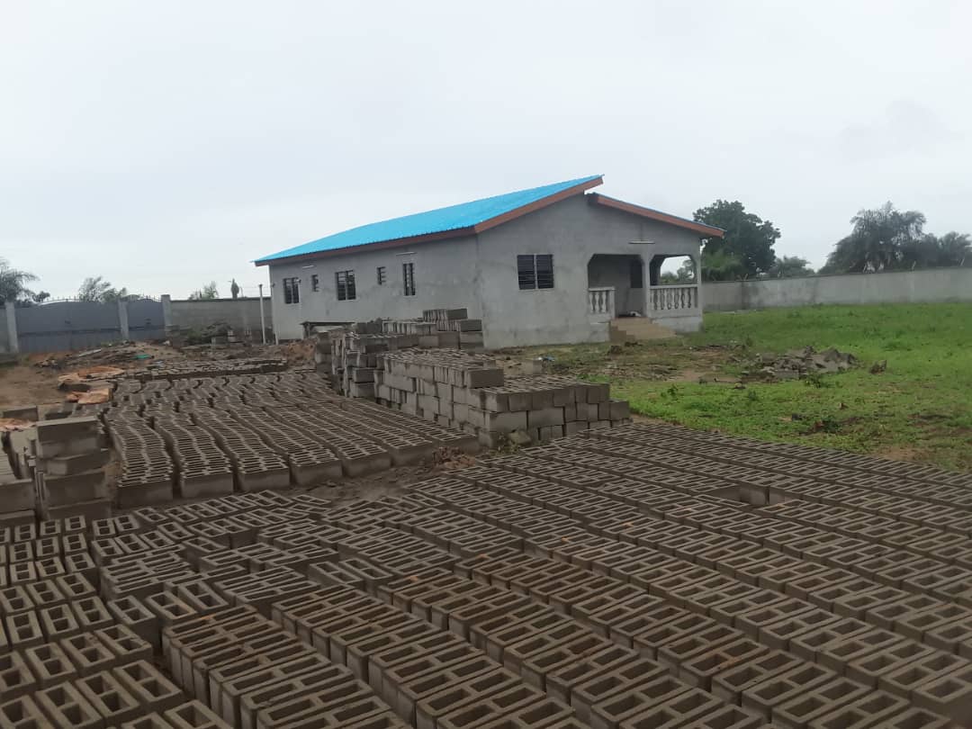 GboneleA's tweet photo. La confection des briques pour la construction du réfectoire #Gbonele https://t.co/fv05yFd0uk
