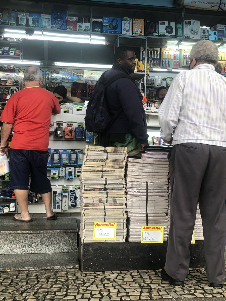 bunnyiero_'s tweet photo. Meninas de JF, tomem cuidado com esse indivíduo de mochila na foto! Fica pelo PH durante o dia vendendo jujuba e a noite assedia mulheres! Estava Segunda a noite no PH quando ele me abordou super simpático pedindo as horas, no tempo que virei pra pegar o celular e ver as horas + https://t.co/ELhKNDTCTv