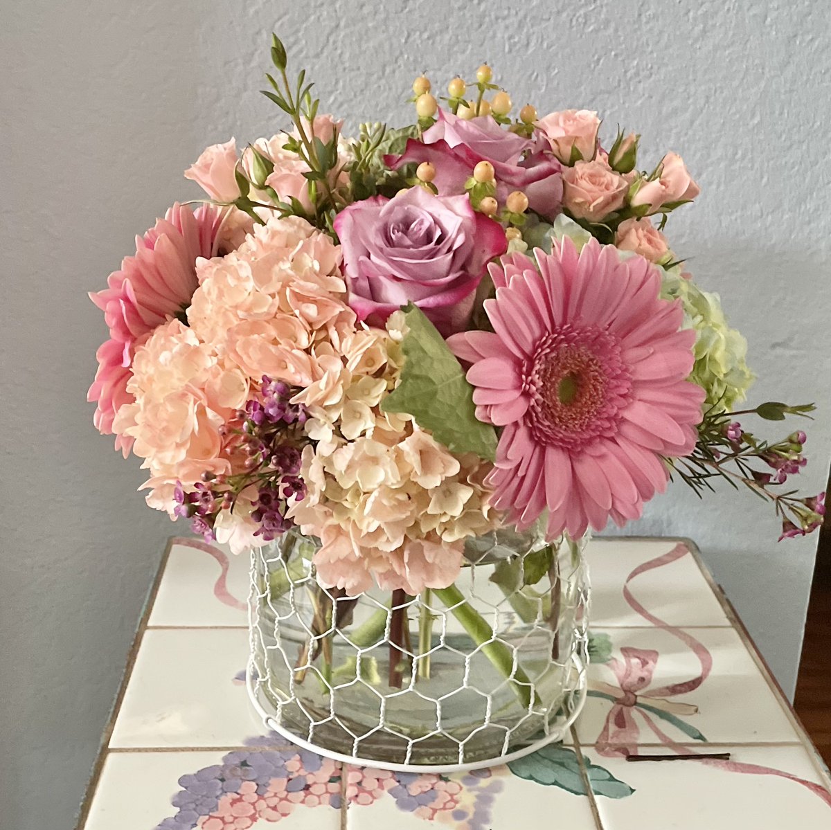 MixedBlooms's tweet photo. Taking a break from fall colors for a pretty pastel birthday bouquet! Loooove those peach hydrangea and #lavenderroses π
#birthdaygift #Wednesdaywisdom #eventflowers #treatyoself #floristΒ #AgouraHills #cottagecore #westlakevillage #daisy #flowerlover #shoplocal #shopsmall https://t.co/SF6zfhK8L6