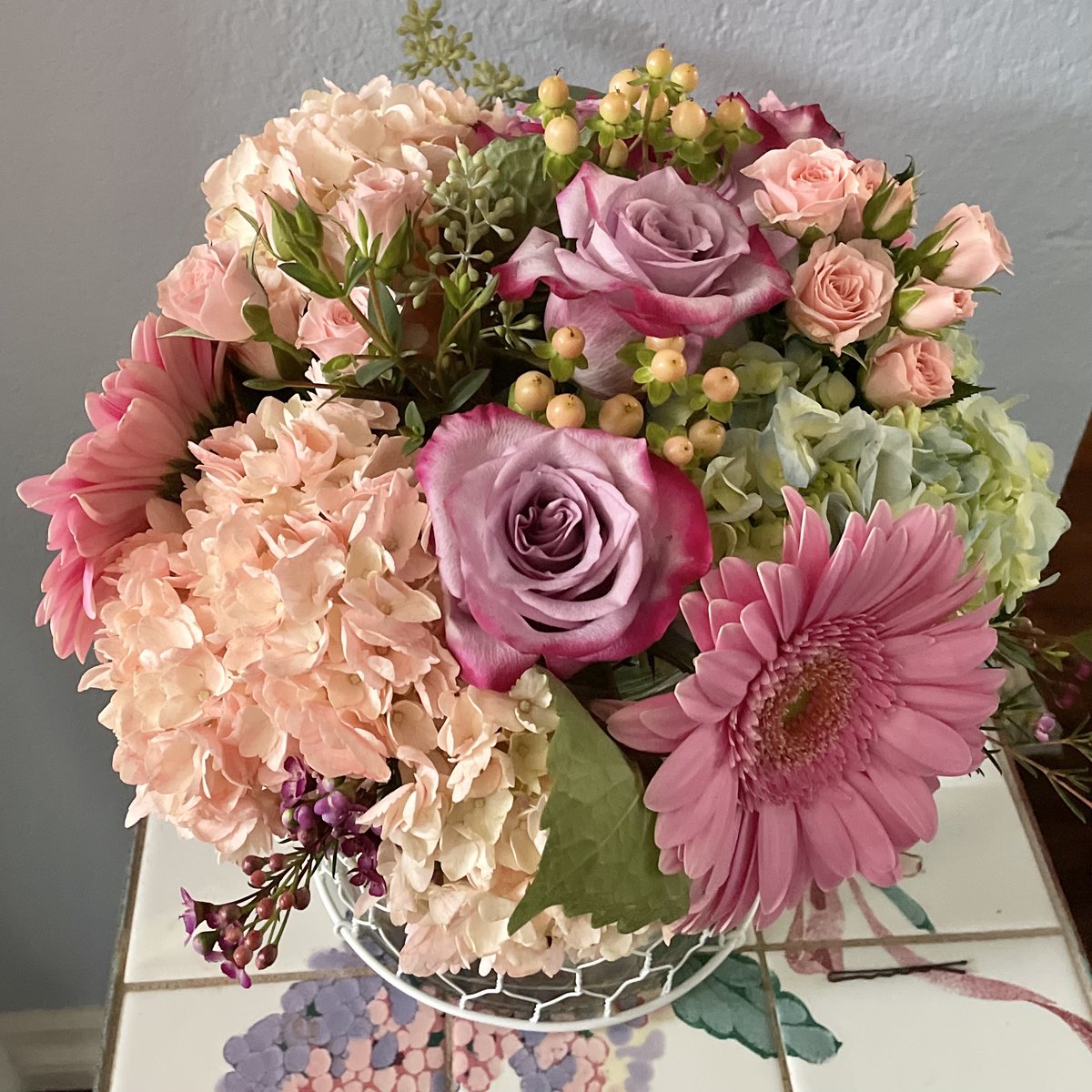 MixedBlooms's tweet photo. Taking a break from fall colors for a pretty pastel birthday bouquet! Loooove those peach hydrangea and #lavenderroses π
#birthdaygift #Wednesdaywisdom #eventflowers #treatyoself #floristΒ #AgouraHills #cottagecore #westlakevillage #daisy #flowerlover #shoplocal #shopsmall https://t.co/SF6zfhK8L6