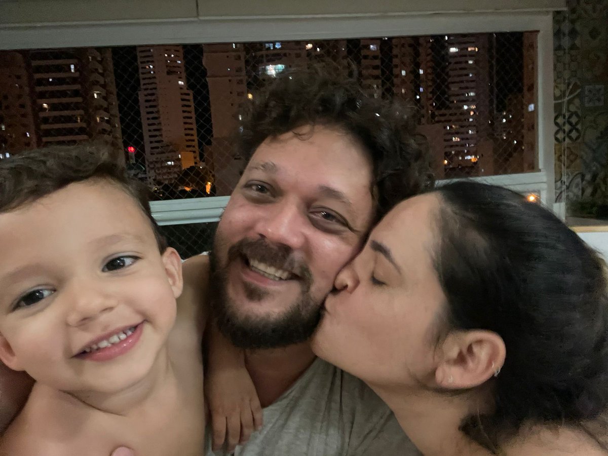 leopinheiroart's tweet photo. APROVEITE CADA MOMENTO COM QUEM VOCÊ AMA!
Família é sim minha base. Amo muito todo esse chamego. #leopinheiro #família #familiaminhabase https://t.co/dwybTUnEZm