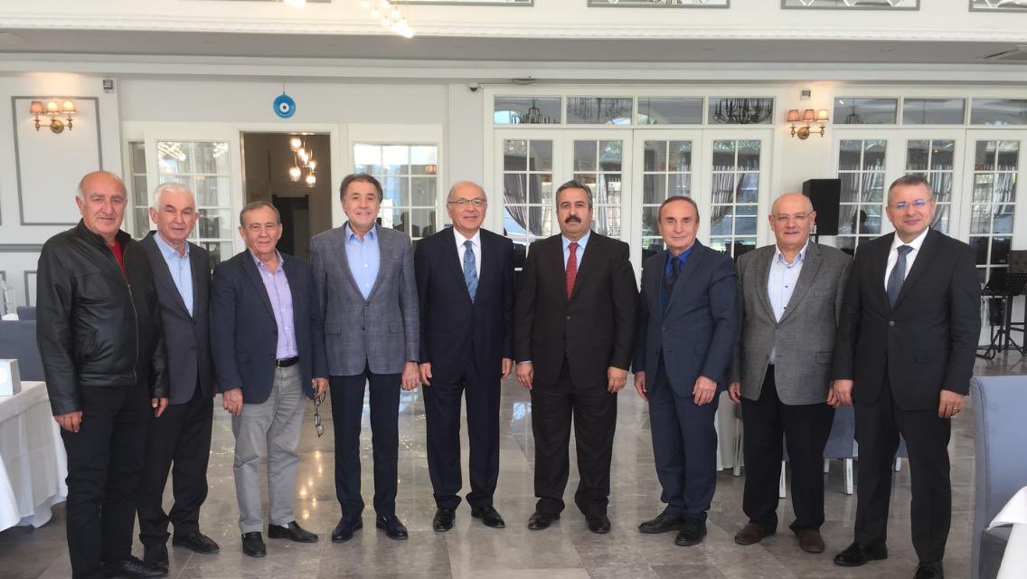 MevlutDemir_07's tweet photo. Denizli’de Egenin havasını ve enerjisini teneffüs ettik. Sanayiciler, rektörümüz, tüccarlar birlikte geleceğimizi inşaa edeceğiz inşAllah. https://t.co/s7QJDLUQ5p