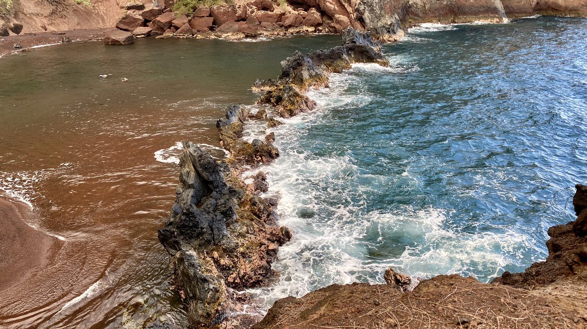 RyanVoutilainen's tweet photo. #Kaihalulu #RedSandBeach in #Hāna - while more rugged, the #beaches on the NE side of #Maui are just as beautiful. 

#LifesABeach #RoadToHāna #HānaHighway #RedSand #Beach #MauiCounty #Hawaii #HawaiianIslands #Hana #HanaHighway #RoadToHana https://t.co/ccKUGPIYxm