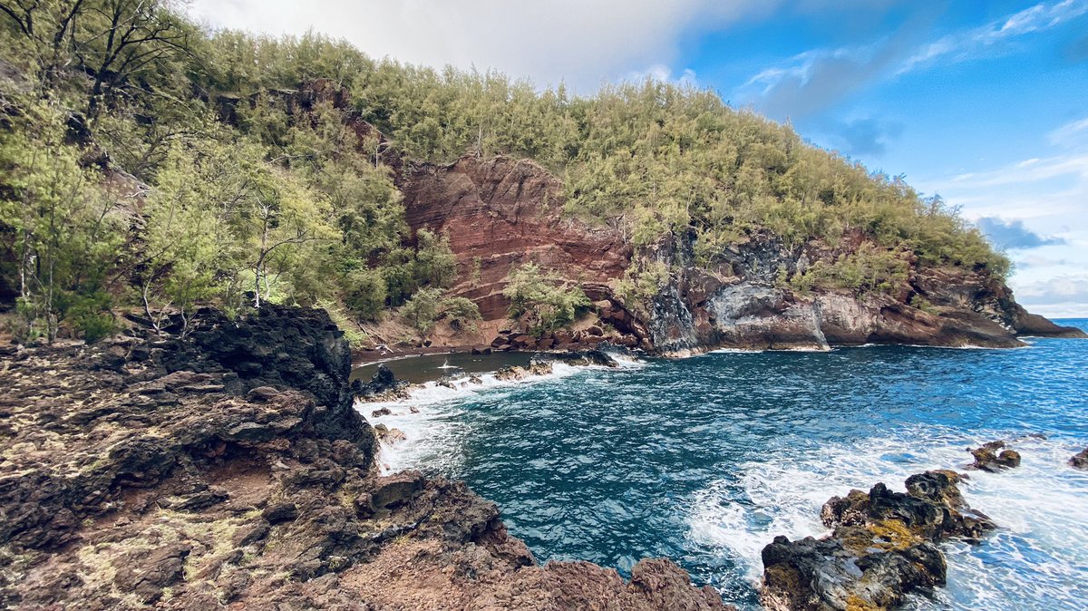 RyanVoutilainen's tweet photo. #Kaihalulu #RedSandBeach in #Hāna - while more rugged, the #beaches on the NE side of #Maui are just as beautiful. 

#LifesABeach #RoadToHāna #HānaHighway #RedSand #Beach #MauiCounty #Hawaii #HawaiianIslands #Hana #HanaHighway #RoadToHana https://t.co/ccKUGPIYxm