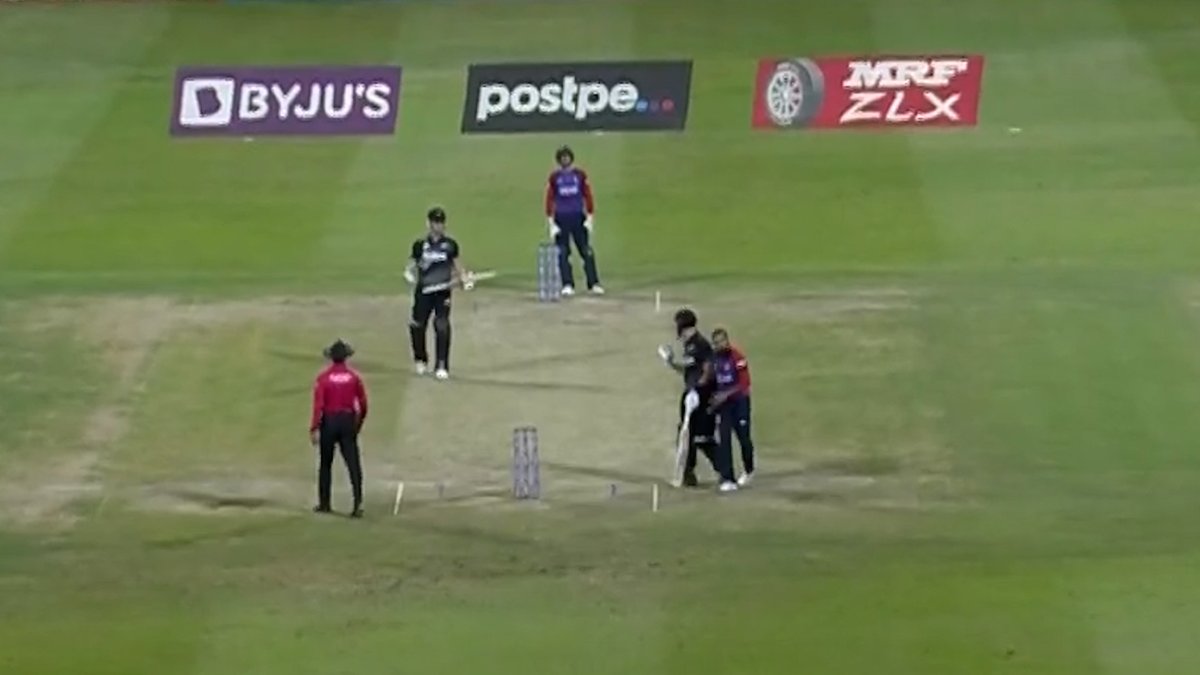 FoxCricket's tweet photo. The one brilliant act that proves why New Zealand is everyone’s second favourite team | @ChristypDoran 

👉 https://t.co/LSNWqTNWda https://t.co/1VX34ClHbv