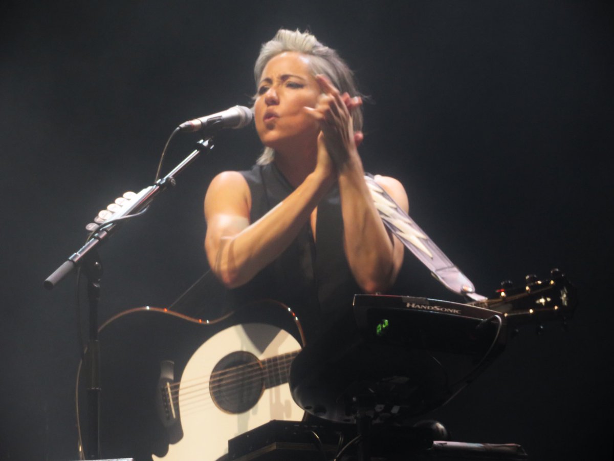 SquaredChing's tweet photo. Wednesday is the new Saturday! So much joy seeing @KTTunstall rocking @nottinghamarena before Rick Astley! ❤️ Solo performance filled up the whole stage! 🔥 🎸 
#KTWithCoolHair 
#UpMyTshirtGame  👕 💡 
#WaveAtKTlikeMad 😂👋 https://t.co/XiXHXgZEHt
