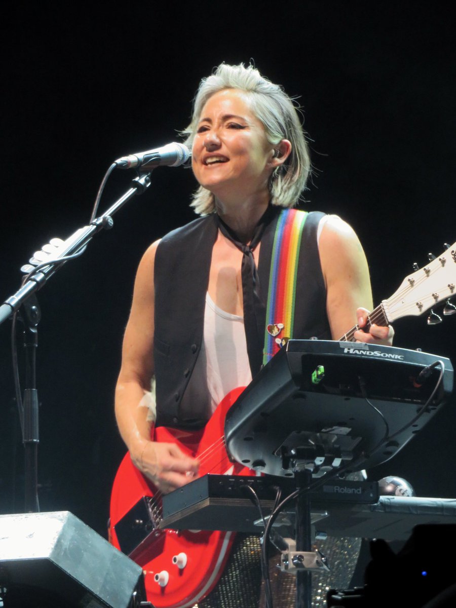 SquaredChing's tweet photo. Wednesday is the new Saturday! So much joy seeing @KTTunstall rocking @nottinghamarena before Rick Astley! ❤️ Solo performance filled up the whole stage! 🔥 🎸 
#KTWithCoolHair 
#UpMyTshirtGame  👕 💡 
#WaveAtKTlikeMad 😂👋 https://t.co/XiXHXgZEHt