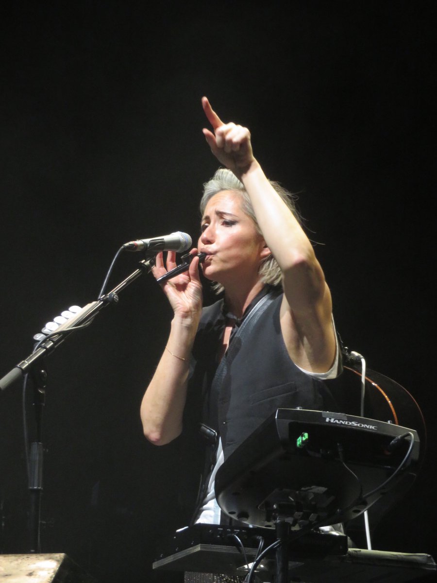 SquaredChing's tweet photo. Wednesday is the new Saturday! So much joy seeing @KTTunstall rocking @nottinghamarena before Rick Astley! ❤️ Solo performance filled up the whole stage! 🔥 🎸 
#KTWithCoolHair 
#UpMyTshirtGame  👕 💡 
#WaveAtKTlikeMad 😂👋 https://t.co/XiXHXgZEHt