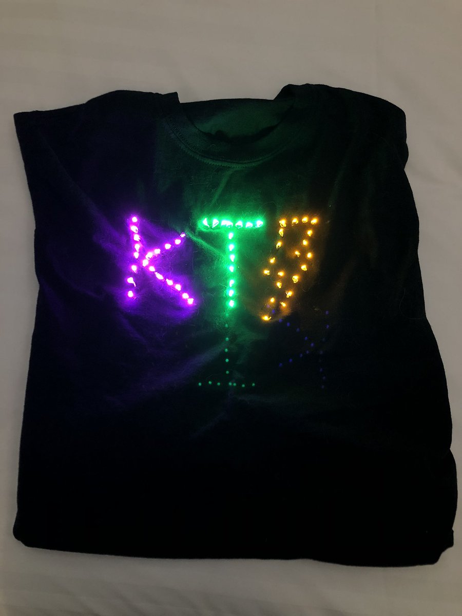 SquaredChing's tweet photo. Wednesday is the new Saturday! So much joy seeing @KTTunstall rocking @nottinghamarena before Rick Astley! ❤️ Solo performance filled up the whole stage! 🔥 🎸 
#KTWithCoolHair 
#UpMyTshirtGame  👕 💡 
#WaveAtKTlikeMad 😂👋 https://t.co/XiXHXgZEHt