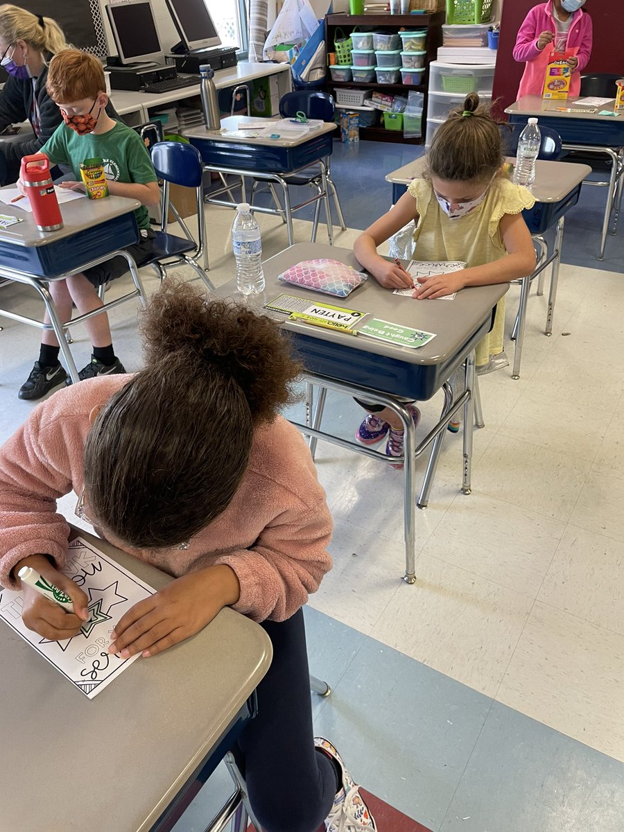 Thank you Veterans! 🇺🇸 This week we learned about who Veterans are and how we can honor them! We learned how service dogs can help real veterans like Luis in the  book “Tuesday Tucks Me In.” We loved making cards to thank a Veteran! ♥️ 🤍 💙#marinermoments #mesnhcs #VeteransDay