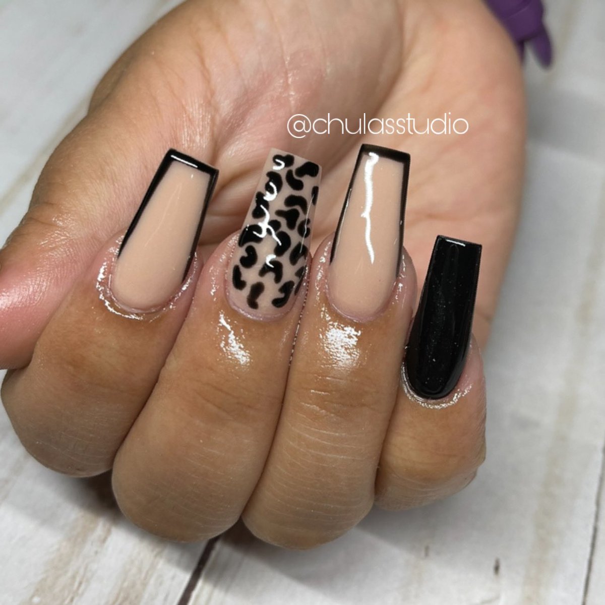kushmamasita's tweet photo. 🐄ANIMAL PRINT NAIL ART🐆
✨DM for Nail Appointments
instagram: @chulasstudio 🌸
facebook: Chula’s Studio 💻
📍Winston-Salem, NC
.
.
.
.
.
.
#cheetahprintnails #blackacrylicnails #winstonsalemnailtech #chulasstudio #glitteracrylicnails #ncnails #instagramnails #cowprintnails https://t.co/6eNy8eNJTK