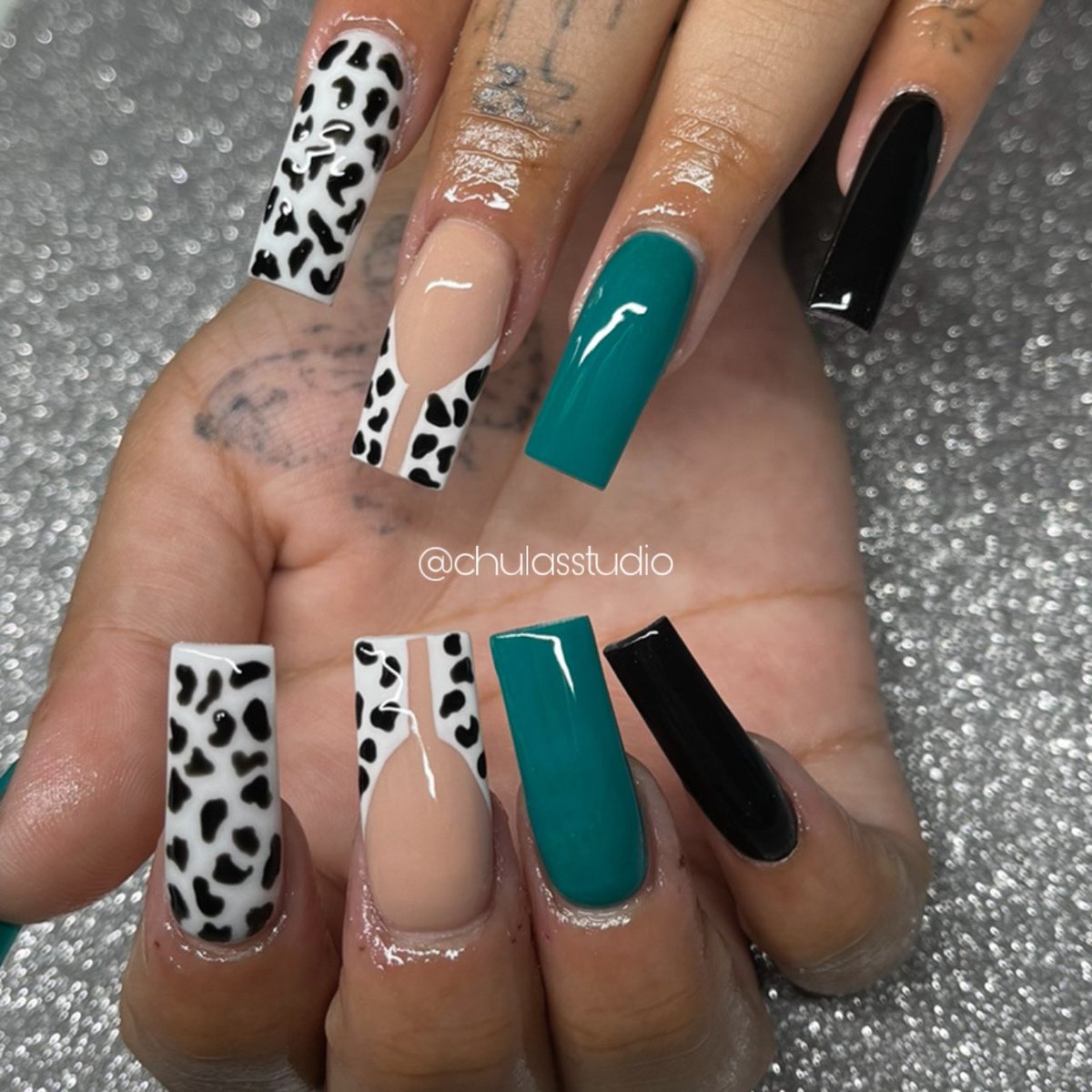 kushmamasita's tweet photo. 🐄ANIMAL PRINT NAIL ART🐆
✨DM for Nail Appointments
instagram: @chulasstudio 🌸
facebook: Chula’s Studio 💻
📍Winston-Salem, NC
.
.
.
.
.
.
#cheetahprintnails #blackacrylicnails #winstonsalemnailtech #chulasstudio #glitteracrylicnails #ncnails #instagramnails #cowprintnails https://t.co/6eNy8eNJTK