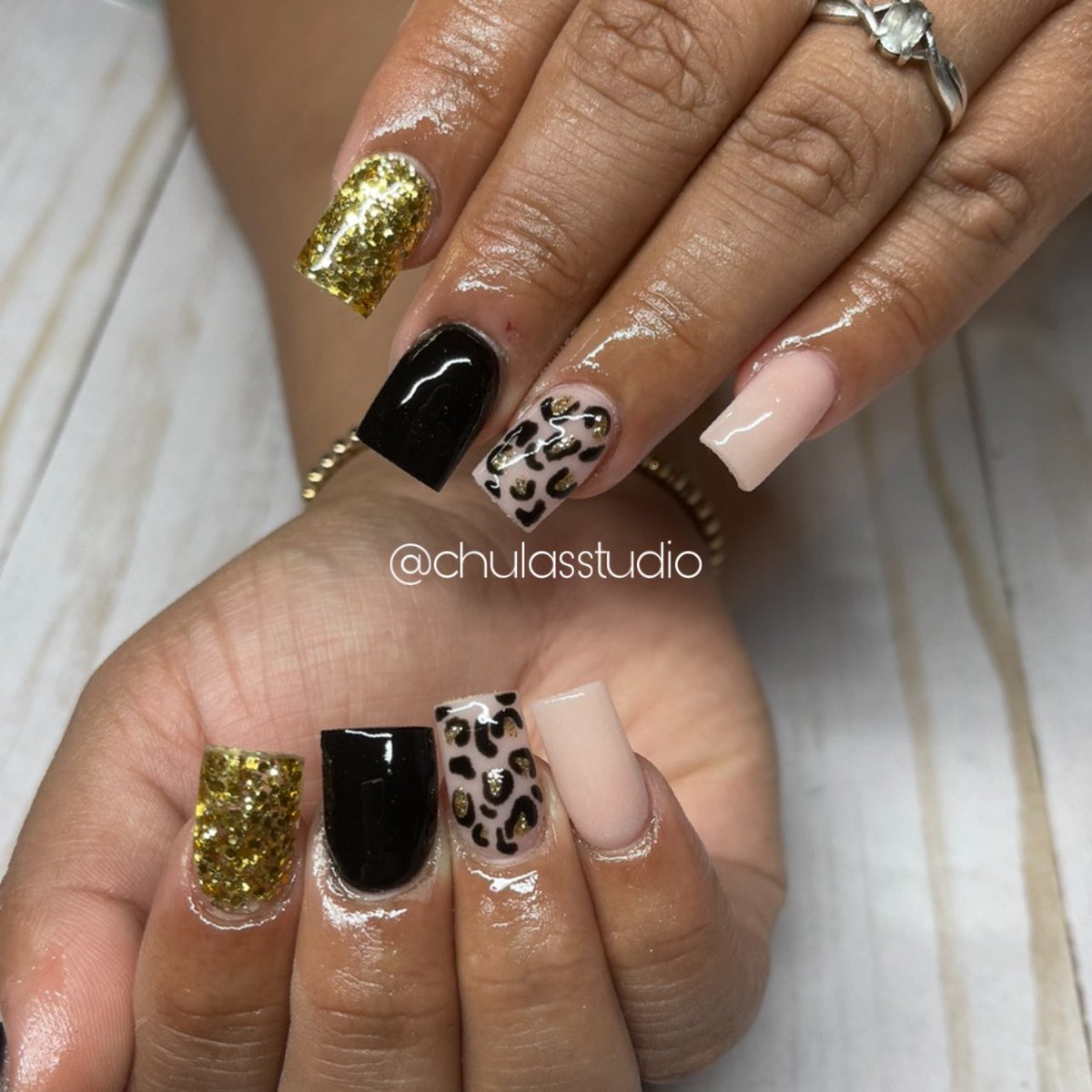 kushmamasita's tweet photo. 🐄ANIMAL PRINT NAIL ART🐆
✨DM for Nail Appointments
instagram: @chulasstudio 🌸
facebook: Chula’s Studio 💻
📍Winston-Salem, NC
.
.
.
.
.
.
#cheetahprintnails #blackacrylicnails #winstonsalemnailtech #chulasstudio #glitteracrylicnails #ncnails #instagramnails #cowprintnails https://t.co/6eNy8eNJTK