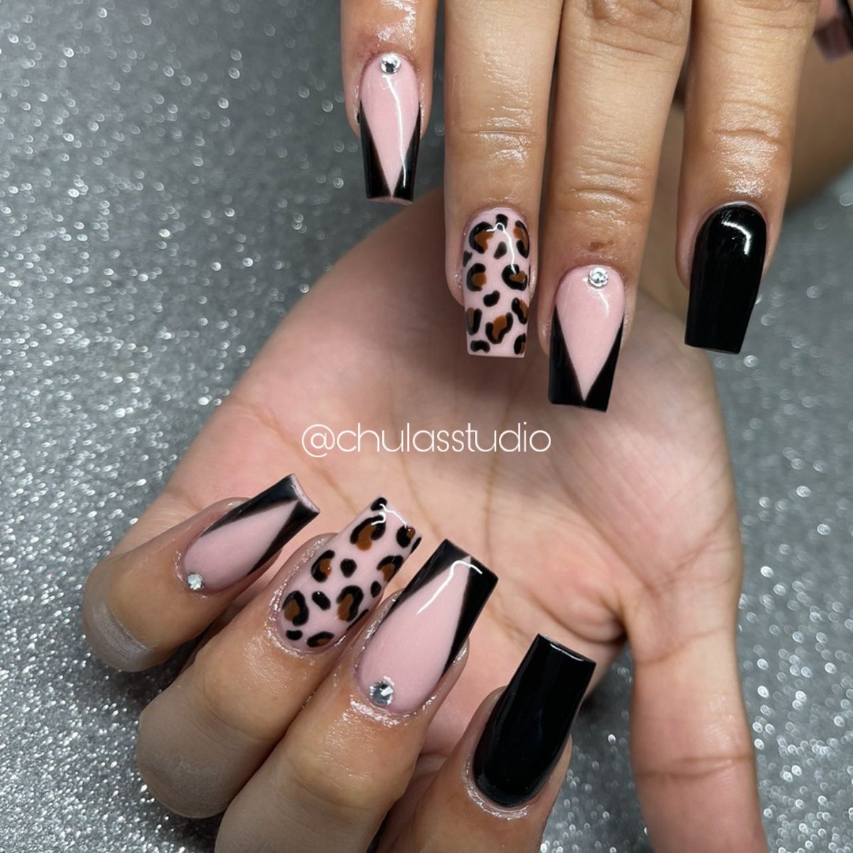 kushmamasita's tweet photo. 🐄ANIMAL PRINT NAIL ART🐆
✨DM for Nail Appointments
instagram: @chulasstudio 🌸
facebook: Chula’s Studio 💻
📍Winston-Salem, NC
.
.
.
.
.
.
#cheetahprintnails #blackacrylicnails #winstonsalemnailtech #chulasstudio #glitteracrylicnails #ncnails #instagramnails #cowprintnails https://t.co/6eNy8eNJTK