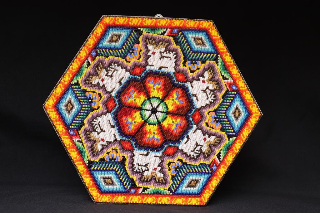 waritsi_lopez's tweet photo. Amigues les comparto un poco más de mi trabajo,hermosas Hexágonos intervenidas con chaquira para tu decoración de casa.
#waritsilopez #artewixarika #designniwetsika #creatividad https://t.co/VToVwbiaiX
