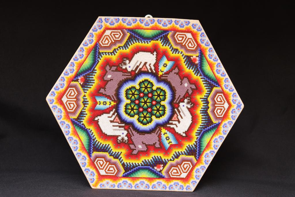 waritsi_lopez's tweet photo. Amigues les comparto un poco más de mi trabajo,hermosas Hexágonos intervenidas con chaquira para tu decoración de casa.
#waritsilopez #artewixarika #designniwetsika #creatividad https://t.co/VToVwbiaiX