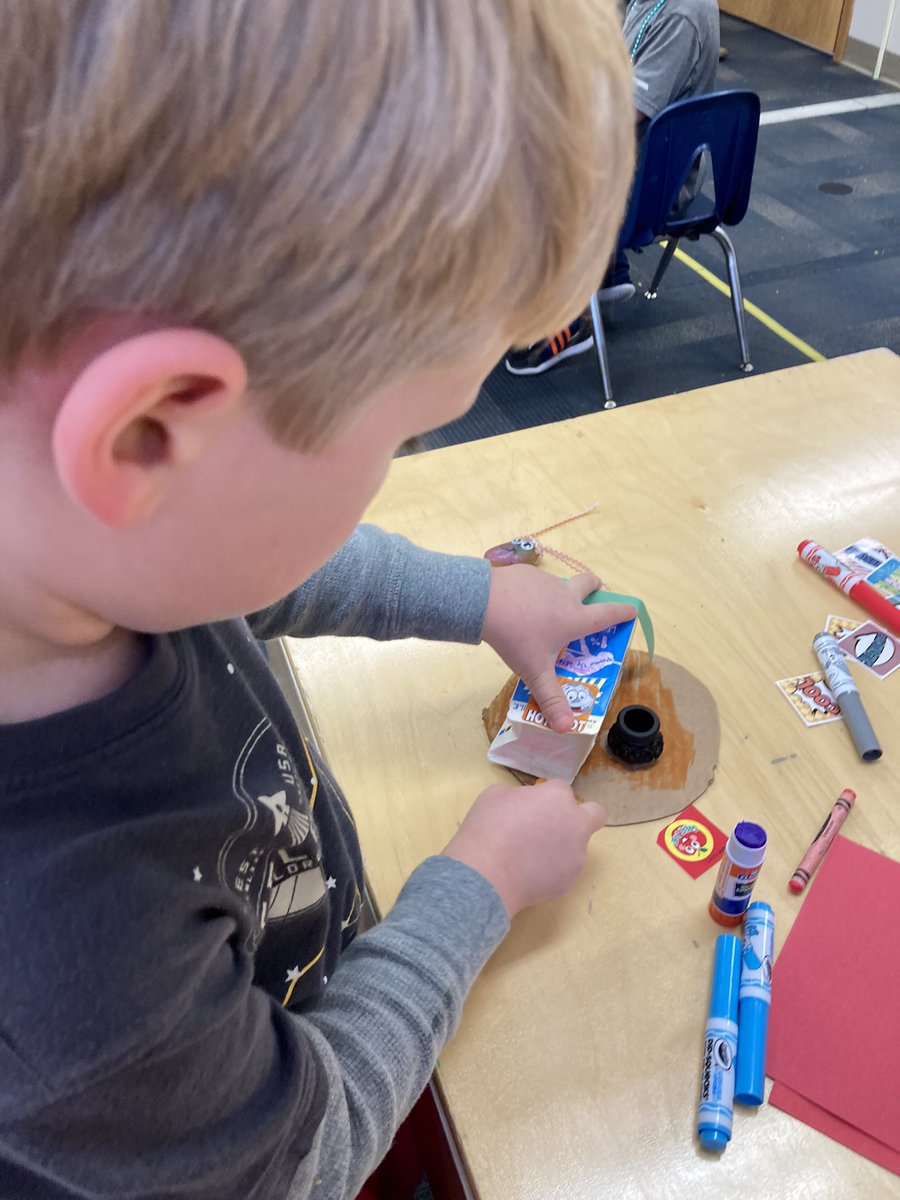 MrsBruggeman379's tweet photo. We made homes for our pet rocks today! 🏠 🪨 
#usd379 #lincoln379 #happyclassrooms #petrock #vetweek https://t.co/tWrLBTk19T