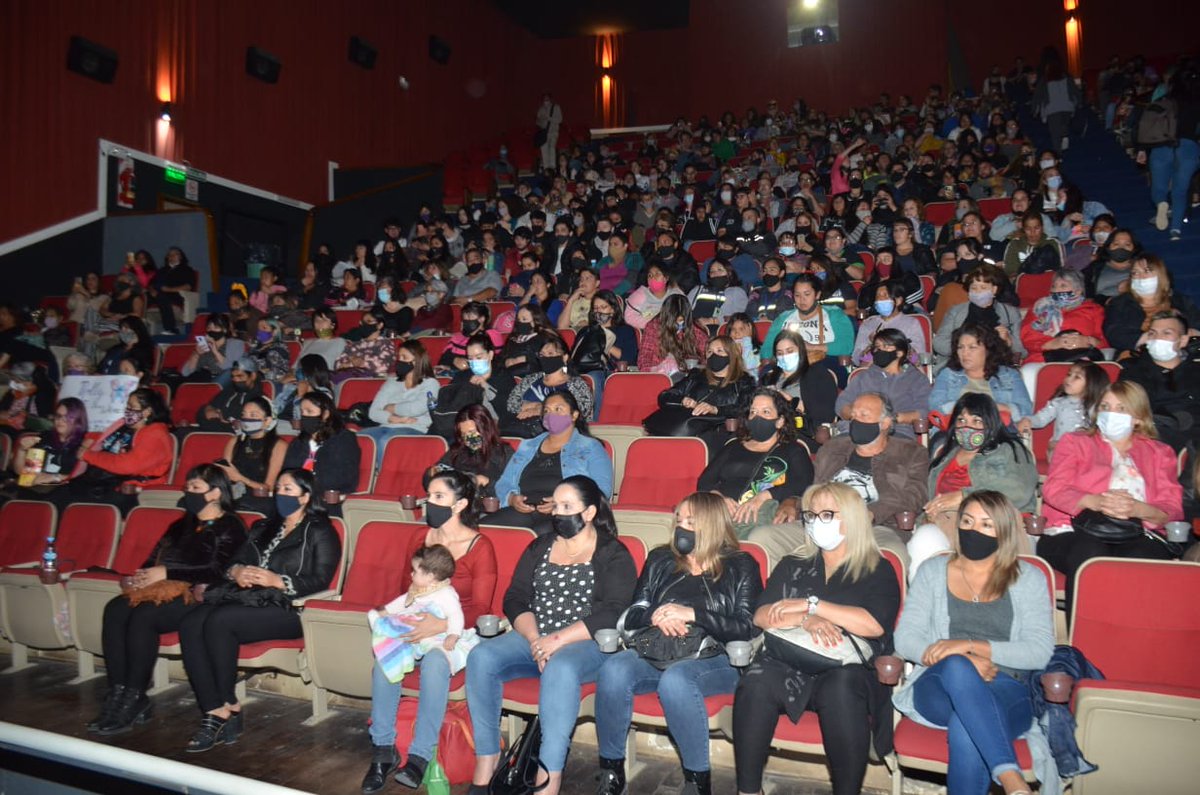 TWMunicipalidad's tweet photo. #25N || 💜 A sala llena se presentó el documental ‘Molly, Artesana de sueños’. Fue este martes en el Cine Coliseo. El documental aborda la temática de femicidio. https://t.co/41339jOSdN
