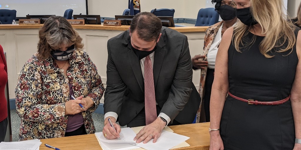 SCPSchools's tweet photo. Dr. Thomas Taylor officially accepts the appointment as Superintendent of Stafford County Public Schools effective December 1, 2021. @thomastayloredd #SCPSForward https://t.co/tFuaaVDRLK