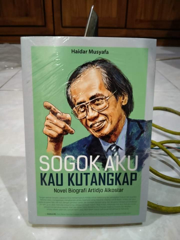 Sogok aku kau kutangkap.. almarhum Artidjo Alkostar..siapa tahu masih ada yang mau membacanya.