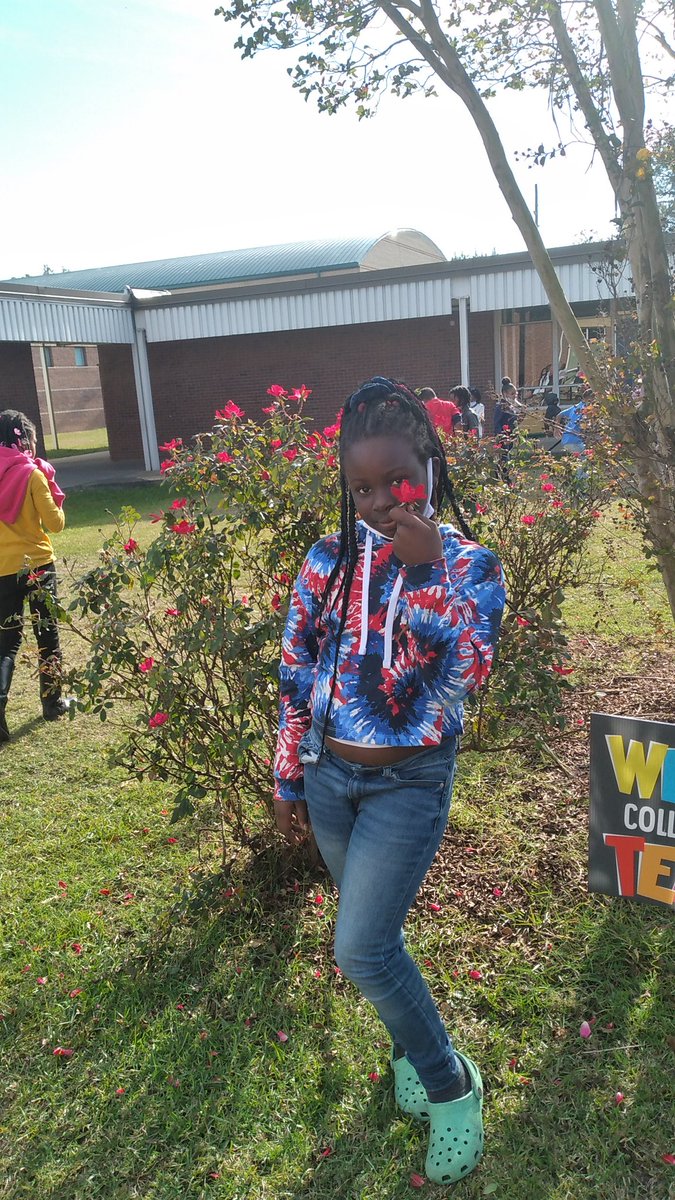 My Kiddos enjoying their Popsicles mini-party Grade of the Week 4th Grade Stars. <a href="/ScorzaSilvia/">Silvia Scorza</a> <a href="/LynlyCampbell/">Lynly Campbell</a> @EtsuHutchison <a href="/ParticipateLrng/">Participate Learning</a> <a href="/cleslions/">College Lakes Elementary</a>