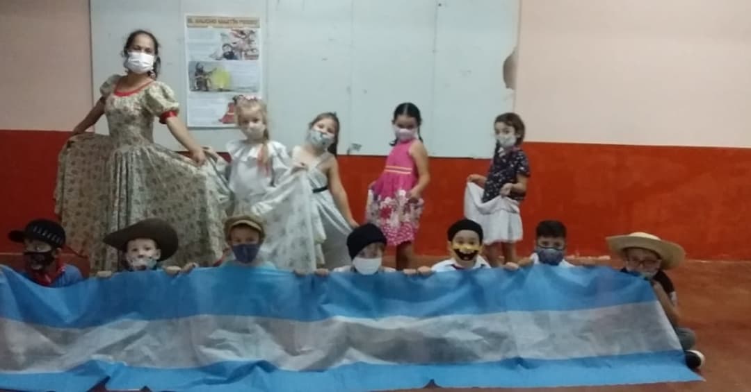 Escuela270's tweet photo. 10 de noviembre día de la Tradición! Orgullosos de nuestros orígenes y costumbres...
Así honramos nuestras tradiciones...
#FelizDiaDeLaTradicion 🇦🇷
@CGEMisiones @misioneseduca https://t.co/HQa70MrQ4W