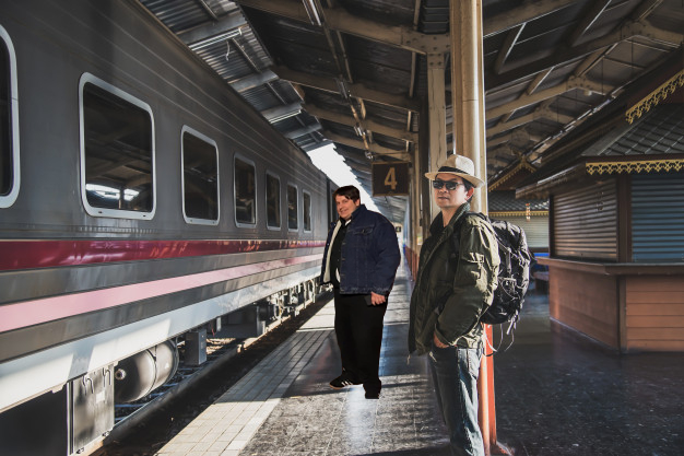 люди на вокзале. перрон человек. перрон человек. люди на перроне. фотосессия на вокзале девушка.