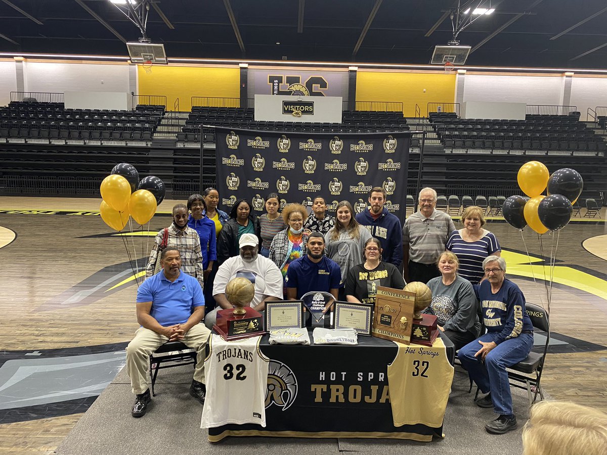 Toni_Phroze14's tweet photo. Congrats to @JabariWestJr1 and family as he signed his NLI to @GW_MBB today!!! #AlwaysHungry #NeverSatisfied #TheTrojanWay #TheStandardIsTHESTANDARD #HardWorkMakesWinners https://t.co/UjdqNUw0AF