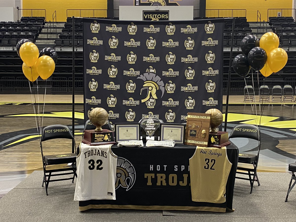 Toni_Phroze14's tweet photo. Congrats to @JabariWestJr1 and family as he signed his NLI to @GW_MBB today!!! #AlwaysHungry #NeverSatisfied #TheTrojanWay #TheStandardIsTHESTANDARD #HardWorkMakesWinners https://t.co/UjdqNUw0AF
