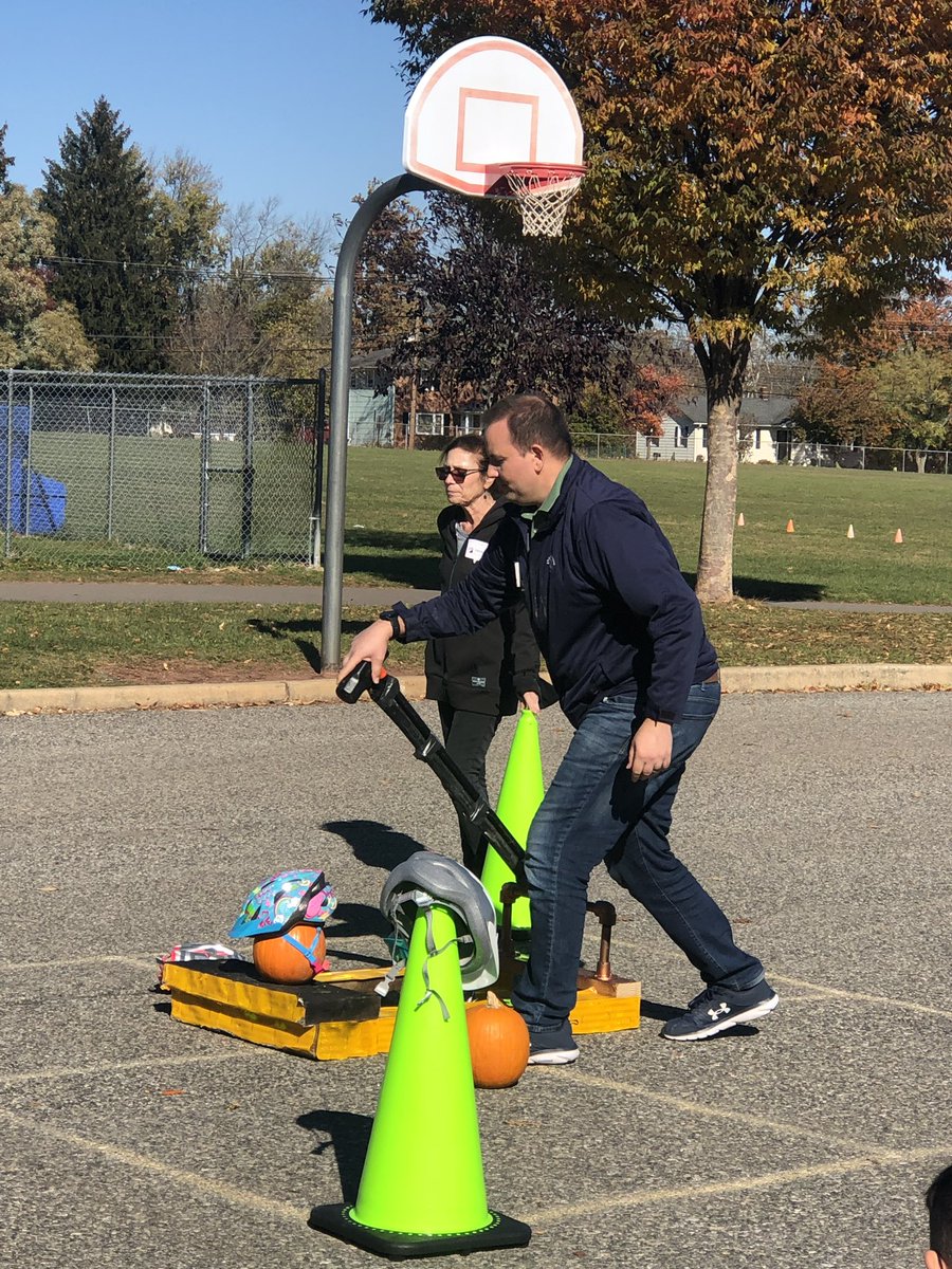 Ms_K_frsd's tweet photo. Thanks Go Hunterdon for showing us the importance of helmets and wearing them correctly @CoachCFRSD @IbachMr @FrsdMrsQ @gohunterdon https://t.co/Ea7WdofRoV