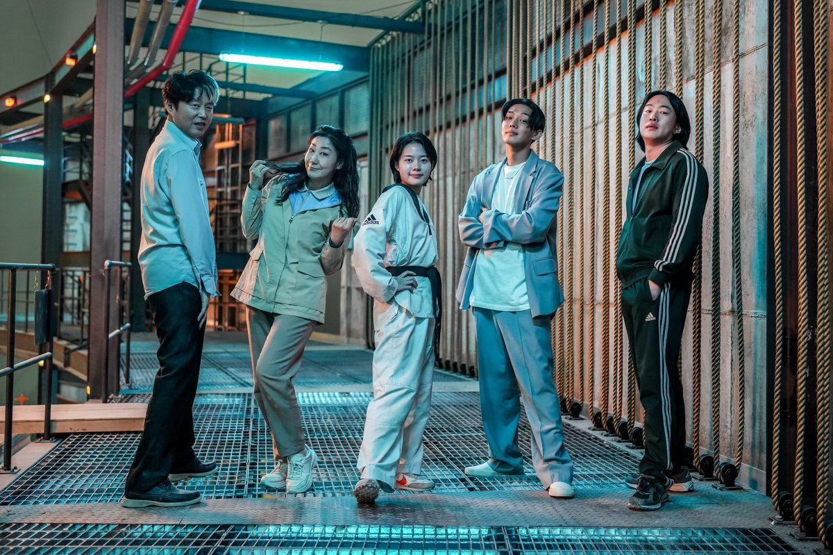 SWING KIDS director Kang Hyeong-cheol has finished shooting his next film HIGH FIVE about five people acquiring super powers. I’m always intrigued when Dir. Kang has a new film out, even if it’s a theme that is hardly new. His sense of rhythm on screen is electric. #하이파이브