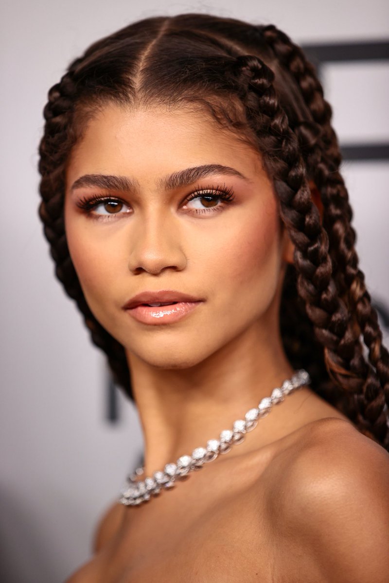 A vision in RED ❤️ @Zendaya stuns on the @CFDA Fashion Awards 2021 Red Carpet wearing #VeraWangHAUTE 

Zendaya chose a crimson silk faille 3 piece ensemble comprised of a narrow skirt with an asymmetric hand draped bubble waist and bandeau bra.