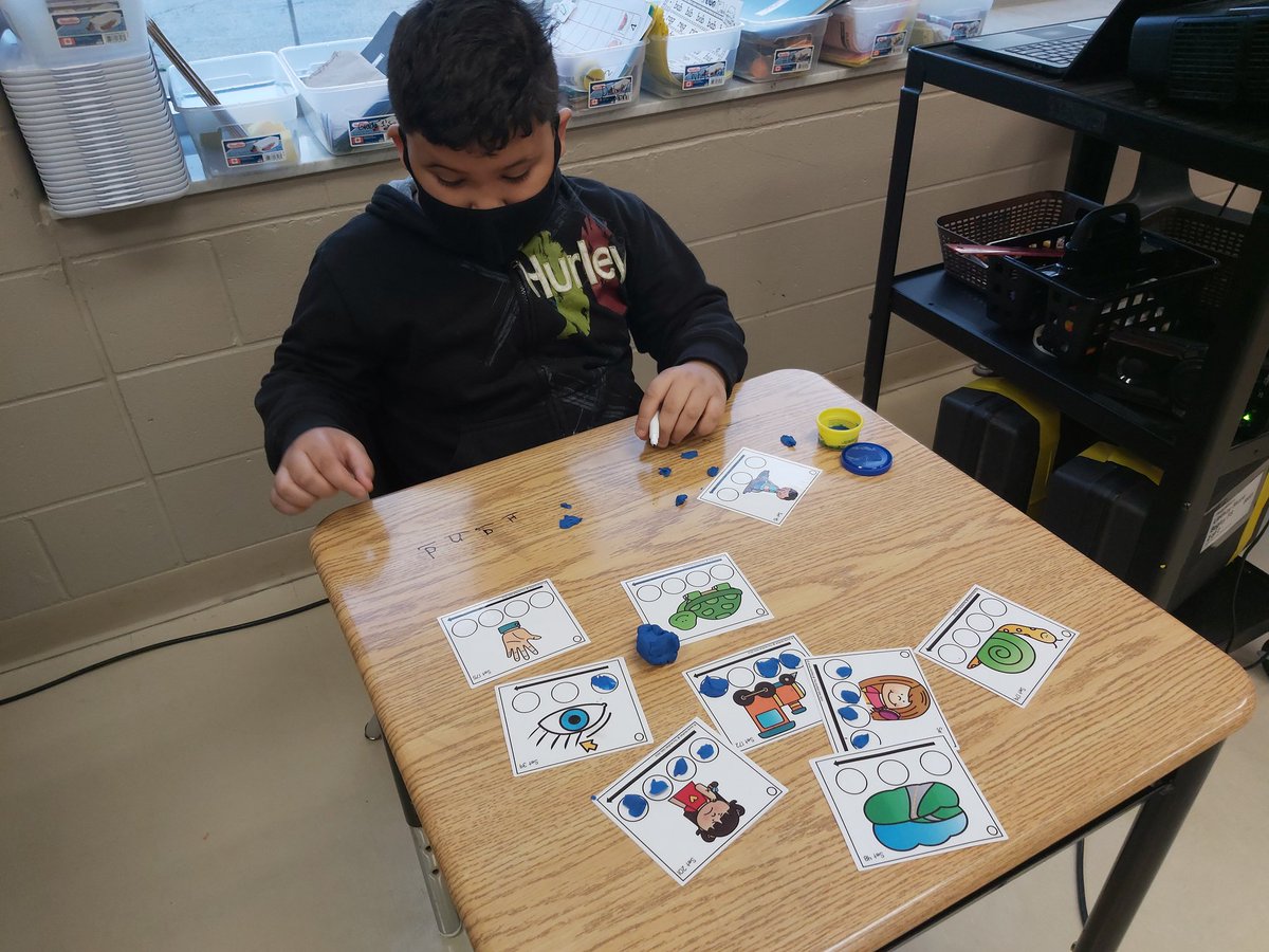 Msloncke's tweet photo. Using playdough to practice blending the phonemes in words and then mapping the graphemes. #phonologicalawareness #scienceofreading #handsonlearning @BegleyBroncos1 https://t.co/gQE6cOjOig