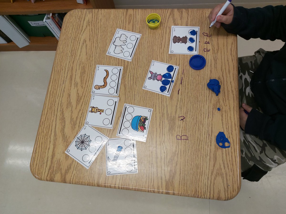 Msloncke's tweet photo. Using playdough to practice blending the phonemes in words and then mapping the graphemes. #phonologicalawareness #scienceofreading #handsonlearning @BegleyBroncos1 https://t.co/gQE6cOjOig