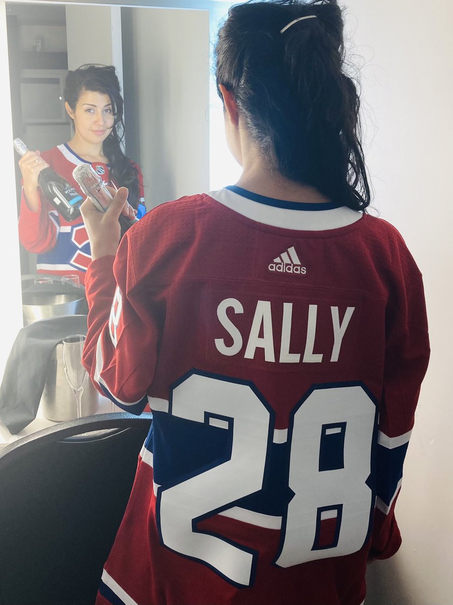 SallyFolk's tweet photo. Hahaha très drôle la gang @evenko et @equipespectra 😂😂. On dirait presque je suis « plugger » avec le @CanadiensMTL
Merci pour tout! Vous n’auriez pas dû 😆
Je nous souhaite une belle rentrée montréalaise à toute l’équipe!!
Merciiii 🙏🥂🍾😘
#gosallygo #live #show https://t.co/ZZkisLE75v